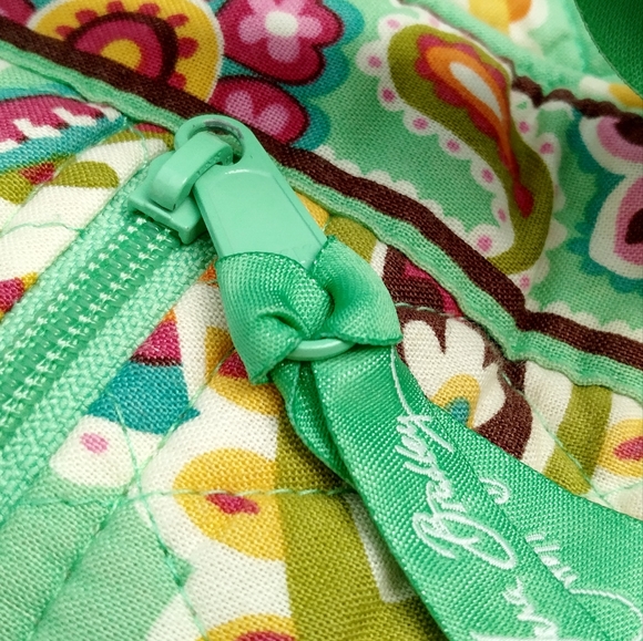 *RETIRED* Vera Bradley Crossbody Purse in Frutti Tutti Green and Pink Paisley - Picture 6 of 16